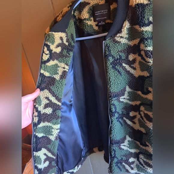 Sanctuary Forest Green & Tan Camouflage Fleece Jacket. Size medium. - Picture 5 of 5